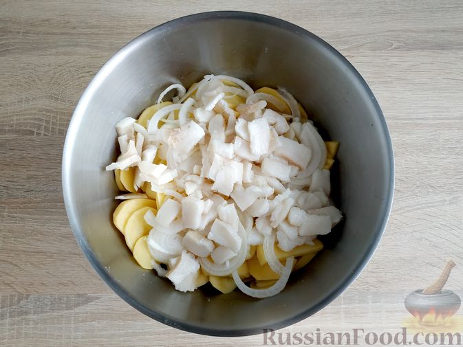 Фото приготовления рецепта: Картошка, запечённая с салом (в банках) - шаг №8
