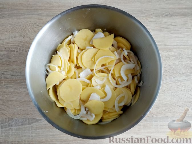 Фото приготовления рецепта: Картошка, запечённая с салом (в банках) - шаг №9