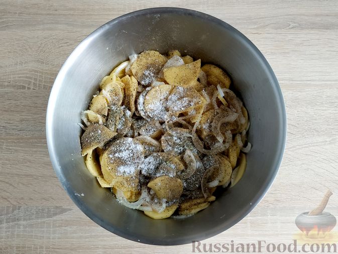 Фото приготовления рецепта: Картошка, запечённая с салом (в банках) - шаг №10