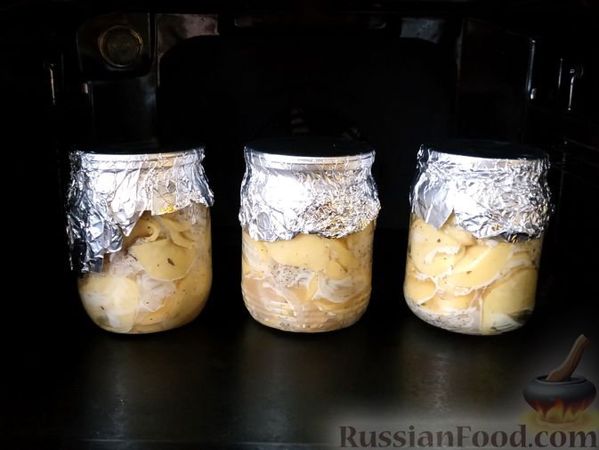 Фото приготовления рецепта: Картошка, запечённая с салом (в банках) - шаг №16