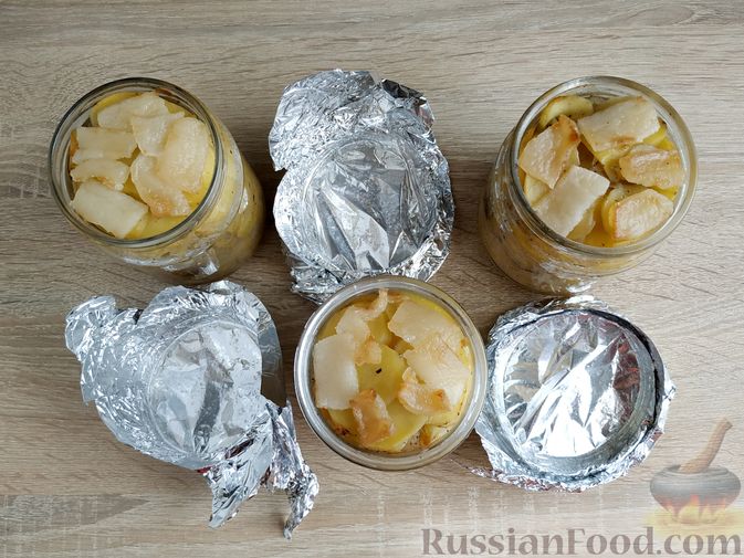 Фото приготовления рецепта: Картошка, запечённая с салом (в банках) - шаг №18