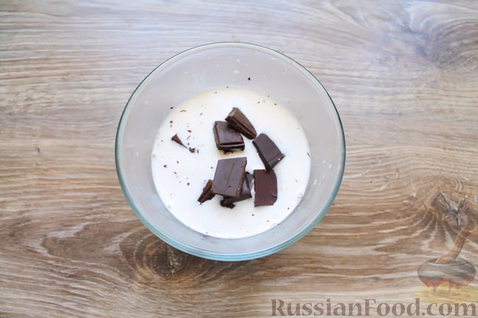 Фото приготовления рецепта: Кокосовые пирожные "Корзиночки" с шоколадом и взбитыми сливками - шаг №8