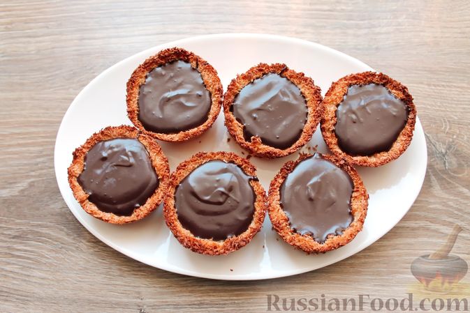 Фото приготовления рецепта: Кокосовые пирожные "Корзиночки" с шоколадом и взбитыми сливками - шаг №10