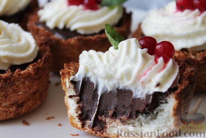 Фото приготовления рецепта: Кокосовые пирожные "Корзиночки" с шоколадом и взбитыми сливками - шаг №15