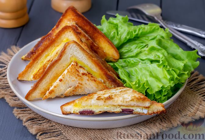 Фото к рецепту: Горячие бутерброды с колбасой и яйцом (на сковороде)