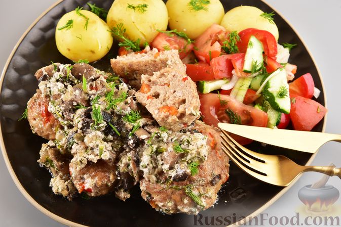 Фото к рецепту: Мясные котлеты с болгарским перцем, запечённые в грибном соусе