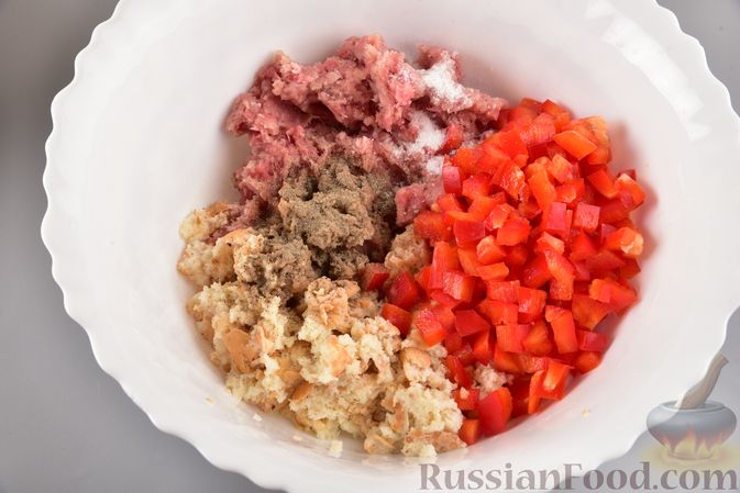 Фото приготовления рецепта: Мясные котлеты с болгарским перцем, запечённые в грибном соусе - шаг №4