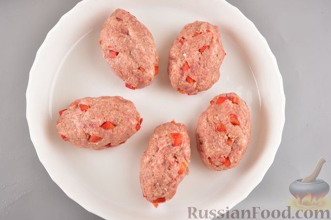 Фото приготовления рецепта: Мясные котлеты с болгарским перцем, запечённые в грибном соусе - шаг №6