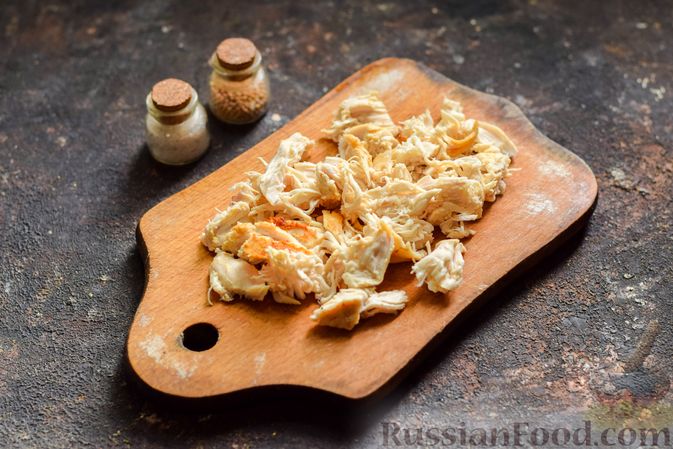 Фото приготовления рецепта: Салат с курицей, огурцами, сыром и яйцами - шаг №10