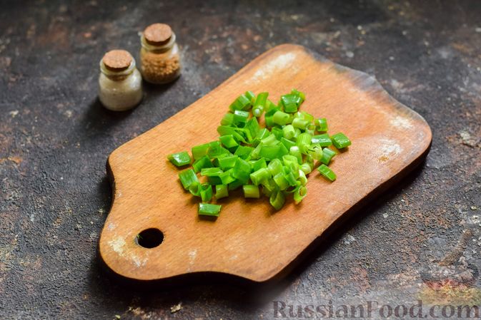 Фото приготовления рецепта: Салат из молодой капусты с огурцами и шпинатом - шаг №6