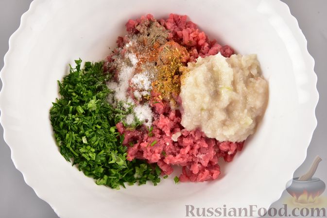 Фото приготовления рецепта: Мясные тефтели с рисом, запечённые в томатном соусе - шаг №5