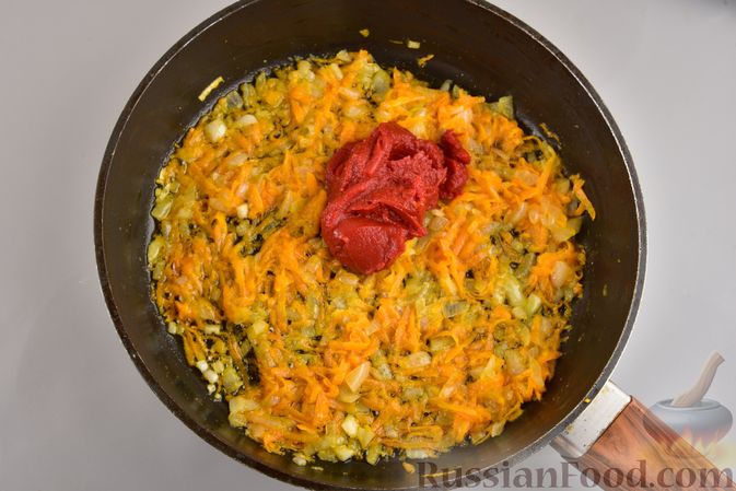 Фото приготовления рецепта: Мясные тефтели с рисом, запечённые в томатном соусе - шаг №11
