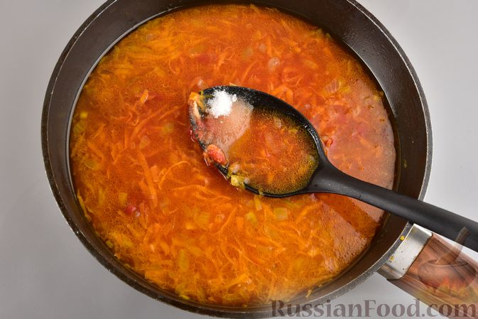 Фото приготовления рецепта: Мясные тефтели с рисом, запечённые в томатном соусе - шаг №12