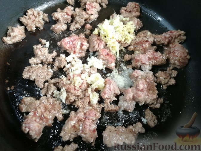 Фото приготовления рецепта: Жареная капуста с фаршем и имбирём,  в пикантном соусе - шаг №4