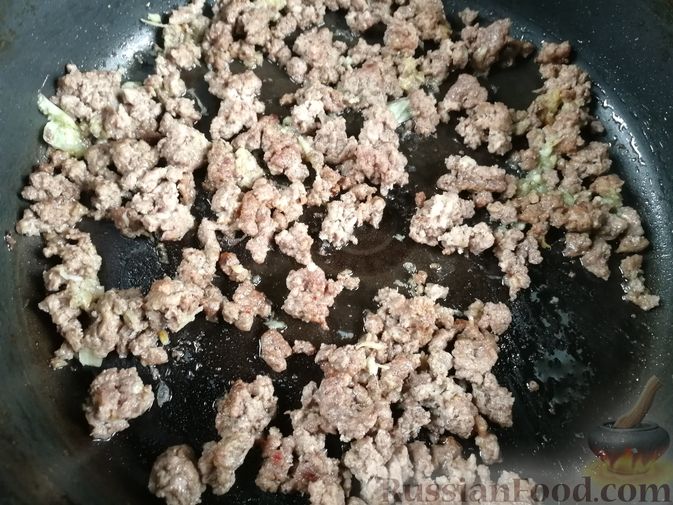 Фото приготовления рецепта: Жареная капуста с фаршем и имбирём,  в пикантном соусе - шаг №5