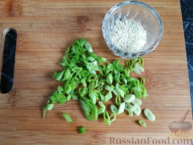 Фото приготовления рецепта: Жареная капуста с фаршем и имбирём,  в пикантном соусе - шаг №10