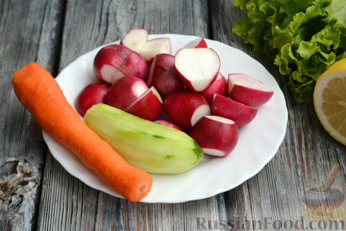 Фото приготовления рецепта: Салат с редиской, огурцом, морковью и кукурузой - шаг №2
