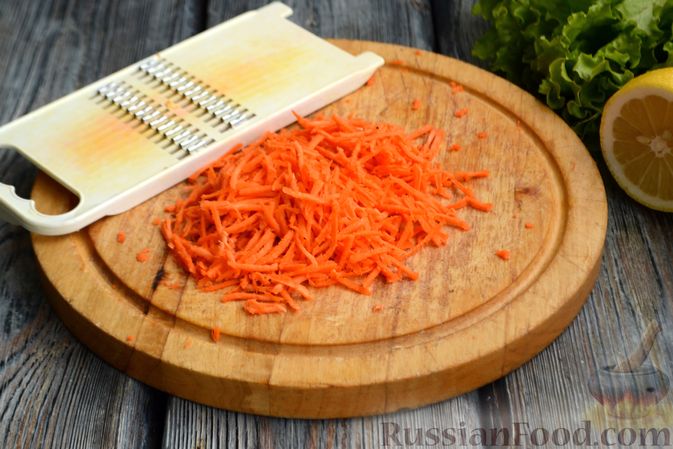 Фото приготовления рецепта: Салат с редиской, огурцом, морковью и кукурузой - шаг №3