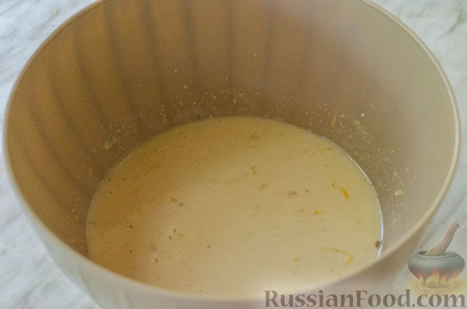 Фото приготовления рецепта: Большая ватрушка с клубникой и сливочно-сырным кремом - шаг №8