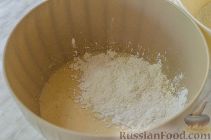 Фото приготовления рецепта: Большая ватрушка с клубникой и сливочно-сырным кремом - шаг №9