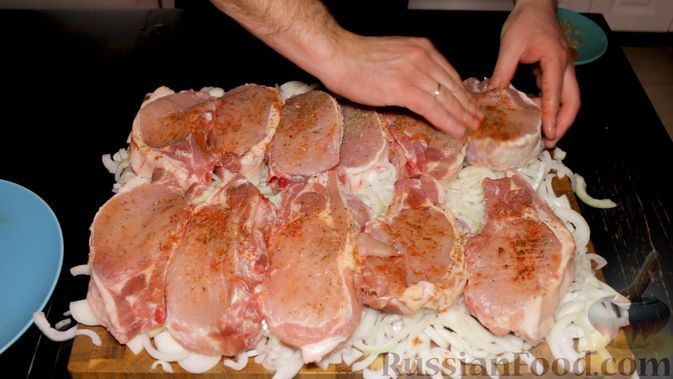 Фото приготовления рецепта: Шашлык из свиной корейки на кости, по-армянски - шаг №5