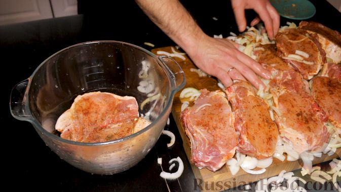 Фото приготовления рецепта: Шашлык из свиной корейки на кости, по-армянски - шаг №6