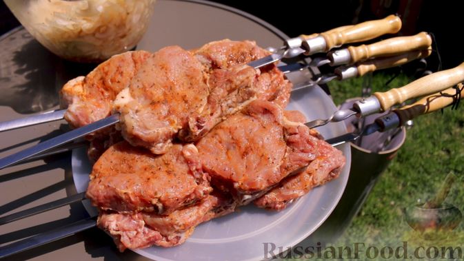Фото приготовления рецепта: Шашлык из свиной корейки на кости, по-армянски - шаг №8