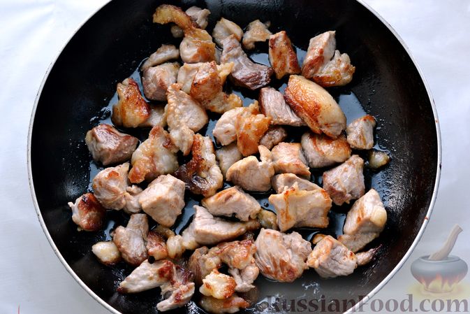Фото приготовления рецепта: Капуста, тушенная с мясом, рисом и грибами - шаг №3