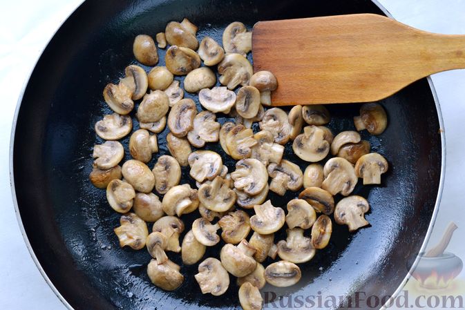 Фото приготовления рецепта: Капуста, тушенная с мясом, рисом и грибами - шаг №7