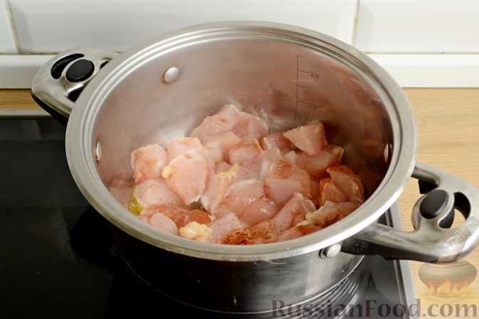 Фото приготовления рецепта: Пряный суп с куриным филе и консервированной фасолью - шаг №5