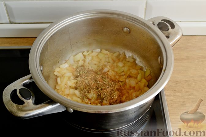 Фото приготовления рецепта: Пряный суп с куриным филе и консервированной фасолью - шаг №10