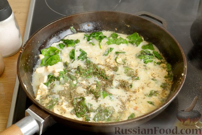 Фото приготовления рецепта: Куриные фрикадельки, тушенные в сырном соусе со шпинатом - шаг №8