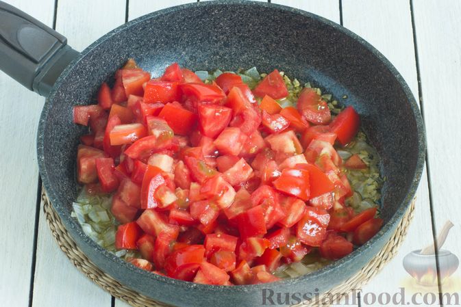 Фото приготовления рецепта: Томатный суп с кабачками и болгарским перцем - шаг №4