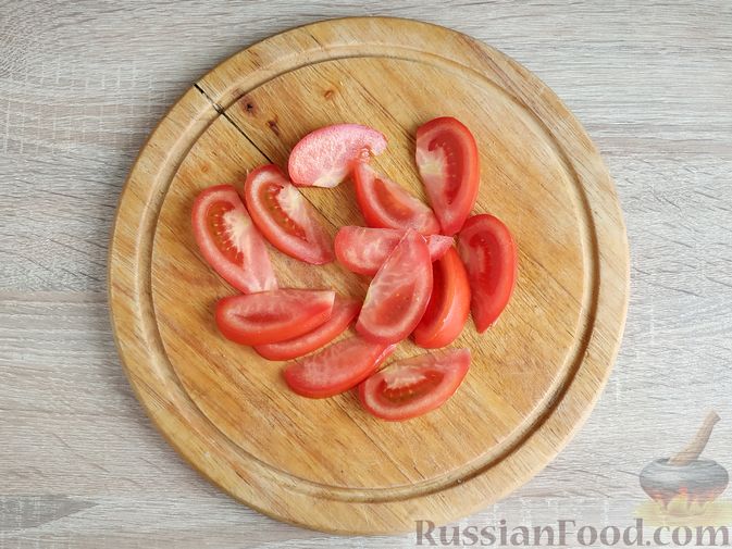 Фото приготовления рецепта: Салат из молодой капусты с курицей, помидорами и горчичной заправкой - шаг №8