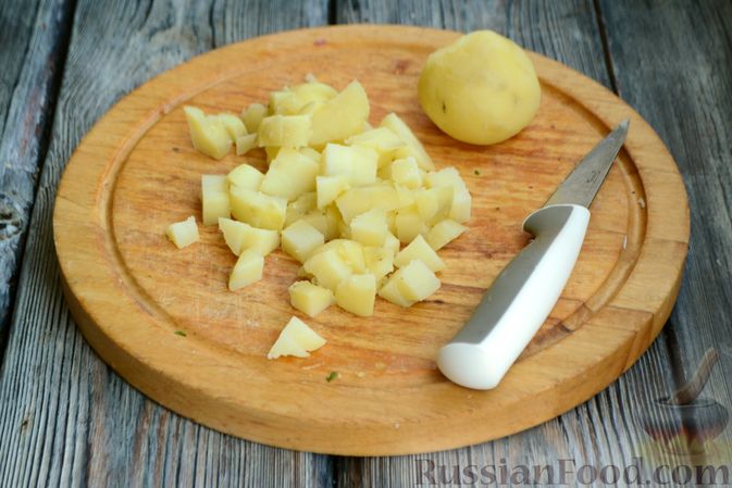 Фото приготовления рецепта: Салат с тунцом, редисом, картофелем и помидорами - шаг №3