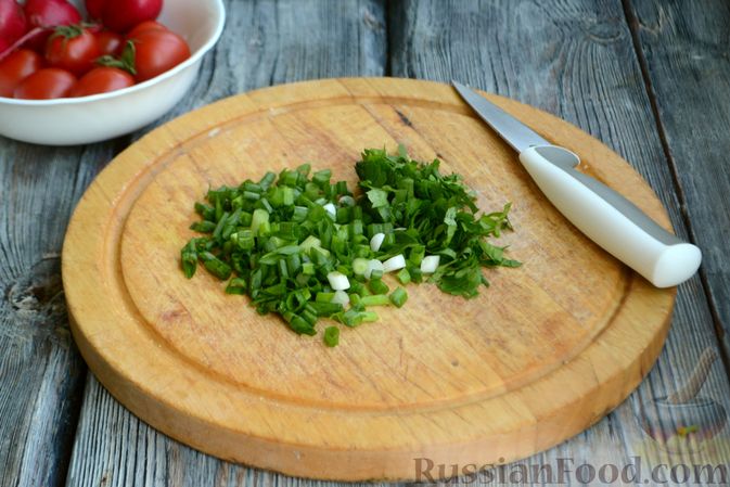 Фото приготовления рецепта: Салат с тунцом, редисом, картофелем и помидорами - шаг №4