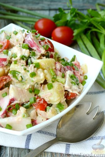 Фото приготовления рецепта: Салат с тунцом, редисом, картофелем и помидорами - шаг №11