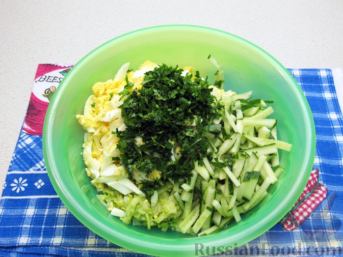 Фото приготовления рецепта: Салат с кабачками, огурцами и яйцами - шаг №11