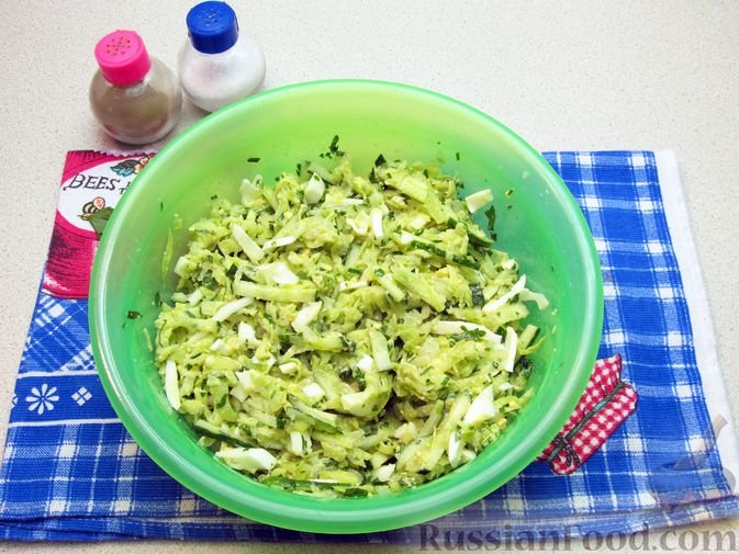 Фото приготовления рецепта: Салат с кабачками, огурцами и яйцами - шаг №13