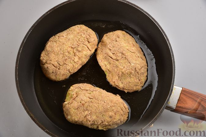 Фото приготовления рецепта: Кабачковые зразы с мясным фаршем и сыром - шаг №9