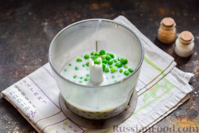 Фото приготовления рецепта: Пшённая каша с зелёным горошком и сливками - шаг №5