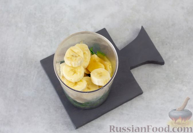 Фото приготовления рецепта: Шпинатный смузи с бананом и мёдом - шаг №4