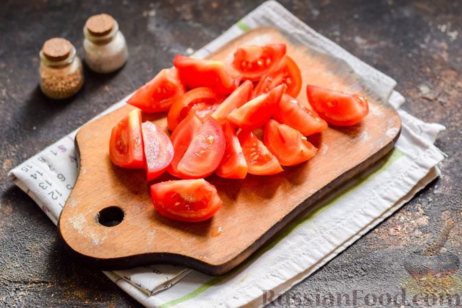 Фото приготовления рецепта: Салат из молодого картофеля с тунцом, помидорами и шпинатом - шаг №4
