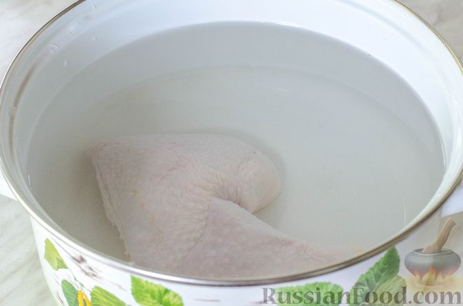 Фото приготовления рецепта: Куриный суп с вермишелью и шпинатом - шаг №2