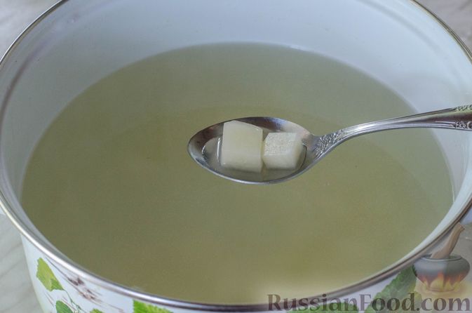 Фото приготовления рецепта: Куриный суп с вермишелью и шпинатом - шаг №5