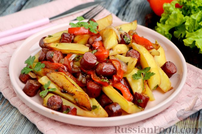 Фото к рецепту: Картошка в соевом соусе, запечённая с колбасками и сладким перцем