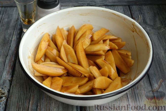 Фото приготовления рецепта: Картошка в соевом соусе, запечённая с колбасками и сладким перцем - шаг №4