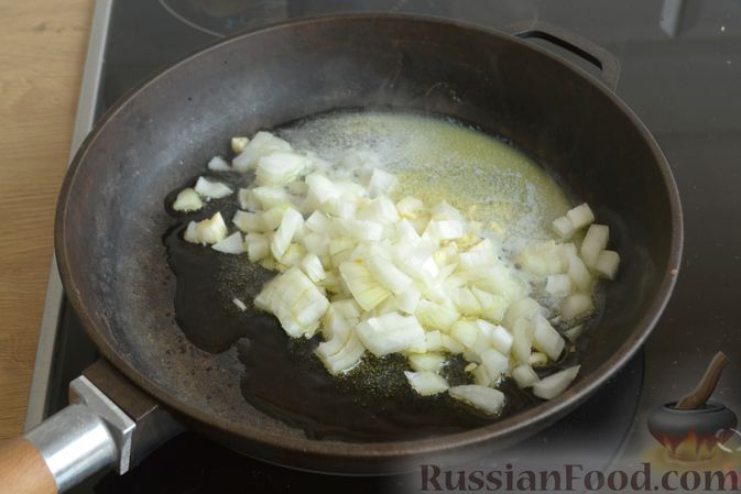 Фото приготовления рецепта: Жюльен из курицы, шампиньонов и сыра бри - шаг №3
