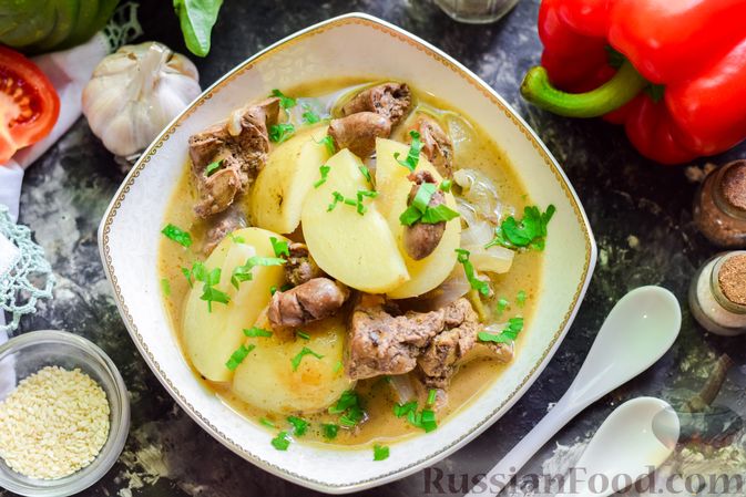 Фото приготовления рецепта: Картофель, тушенный с куриными сердечками и печенью - шаг №9