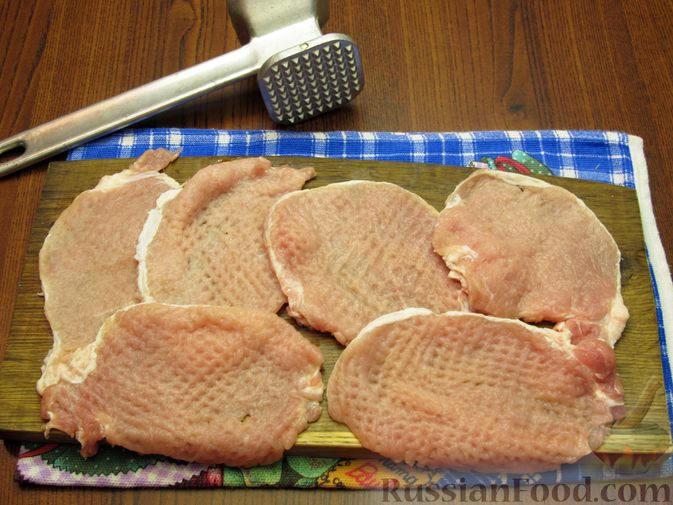 Фото приготовления рецепта: Отбивные из свинины в томатно-сырном кляре - шаг №3